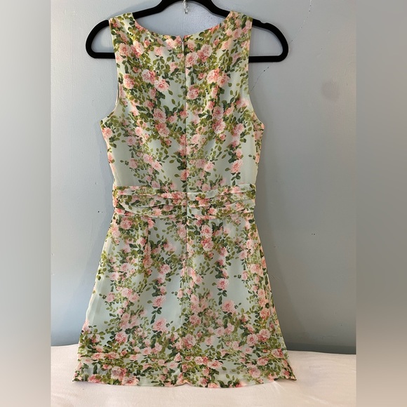 Cute Forever 21 summer floral dress! Lightweight and perfect for the sun! - Picture 2 of 4